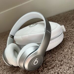 Beats by dre: solo 2 wireless; special edition silver